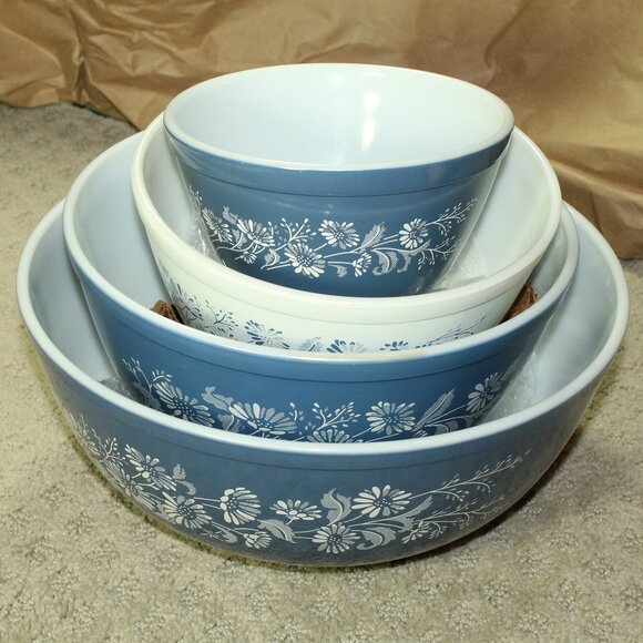 Vintage Pyrex Colonial Mist Nesting Mixing Bowls Blue White Complete Set of 4 - Picture 1 of 8